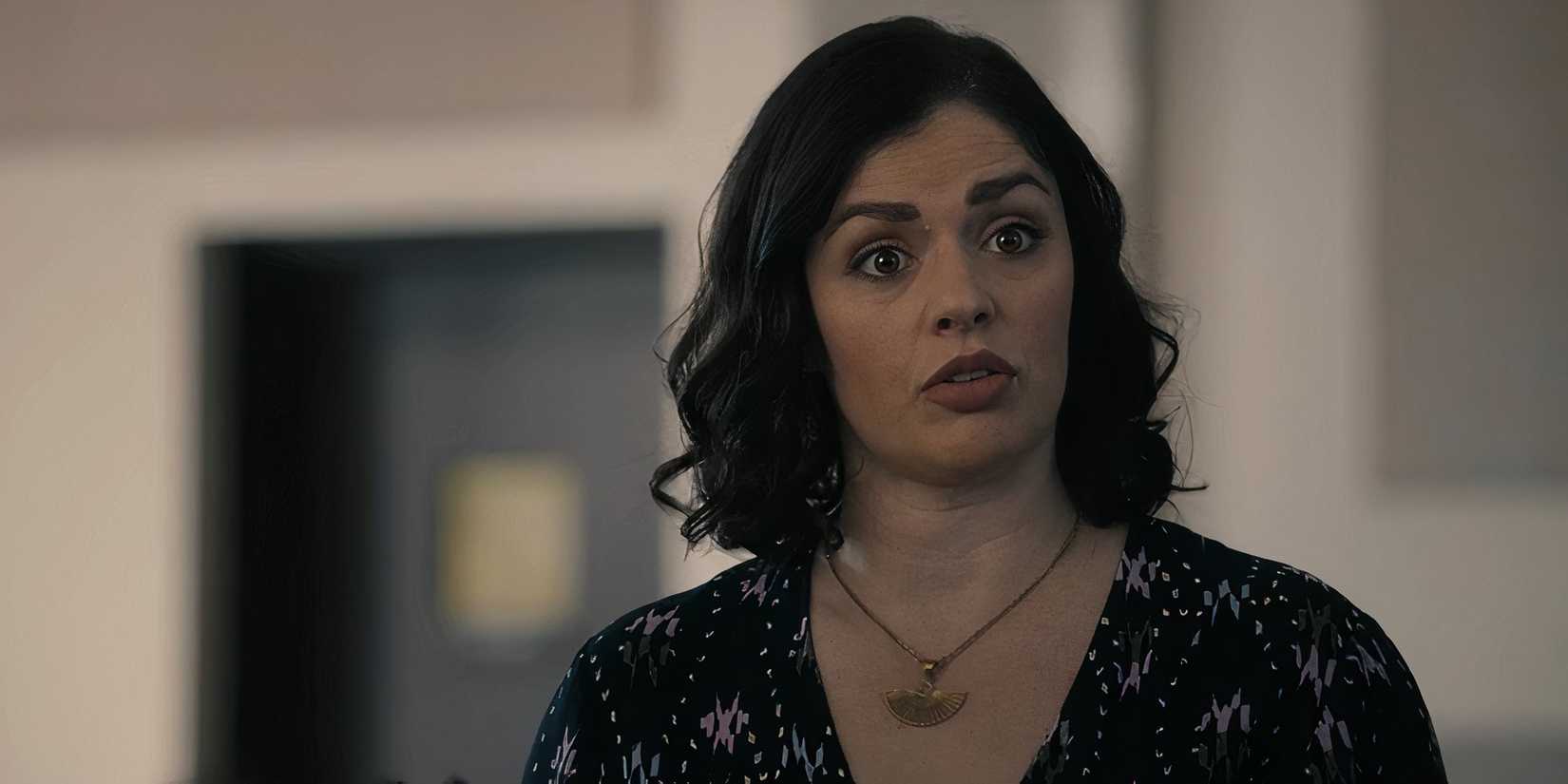 Tina Manfredi (Tatiana Zappardino) parecendo zangada na 2ª temporada de Tulsa King, episódio 1