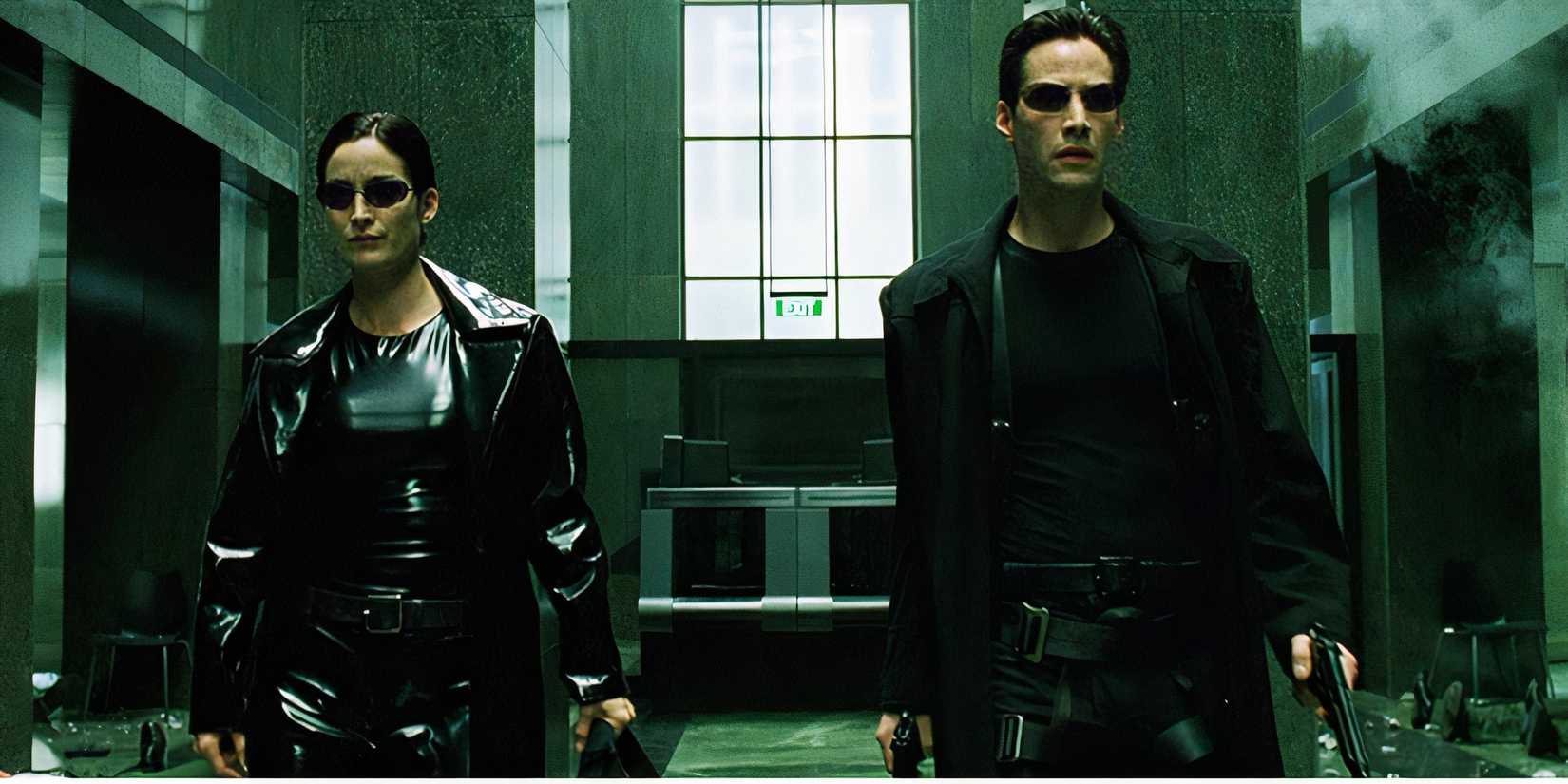 Trinity e Neo em The Matrix com armas em punho.