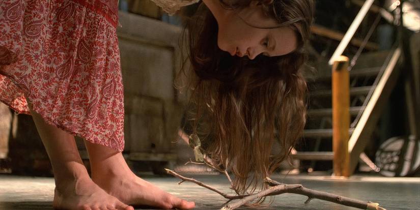 Summer Glau, tam nehir olarak eğilir ve ateş böceği finalinde yerdeki bir şubeye bakar.