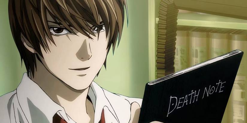 Light Yagami che tiene il Death Note