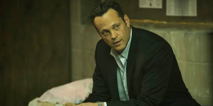 Frank (Vince Vaughn) mirando fuera de la pantalla en la verdadera temporada 2 de detectives