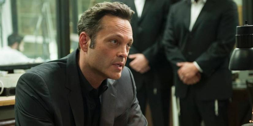 Vince Vaughn em uma mesa na segunda temporada de True Detective