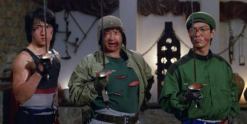 Rodas sobre refeições com Jackie Chan Sammo Hung e Yuen Biao com espadas da velha escola parecendo perplexo