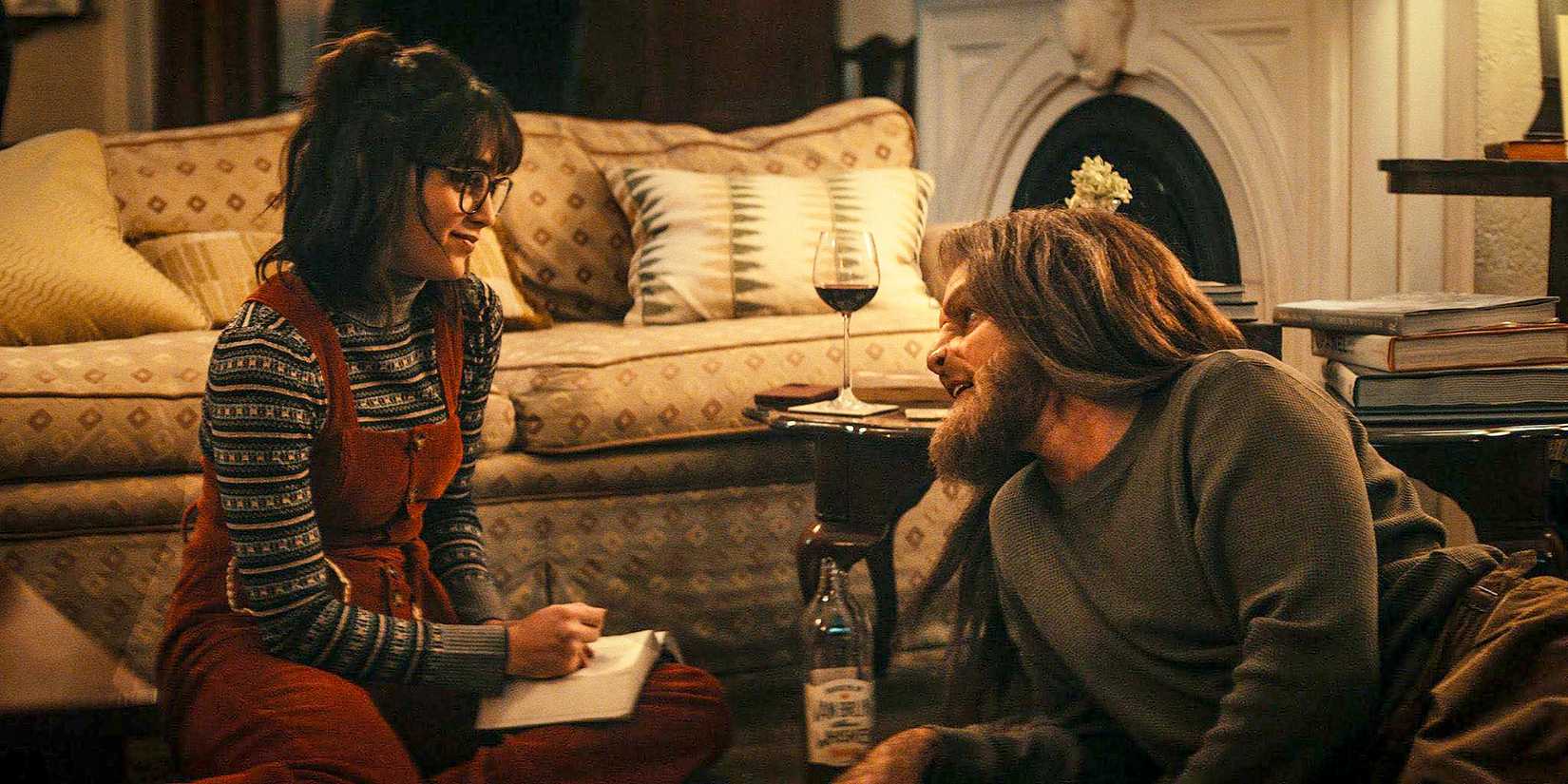 Laura (Melissa Barrera) e Monstro (Tommy Dewey) bebendo vinho em Your Monster