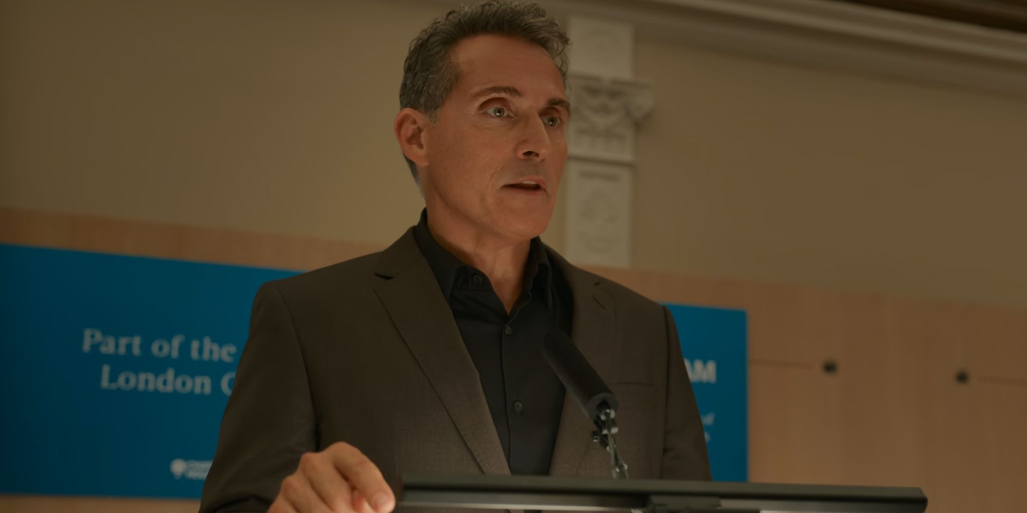 Rufus Sewell giving a speech as Hal Wyler in The Diplomat