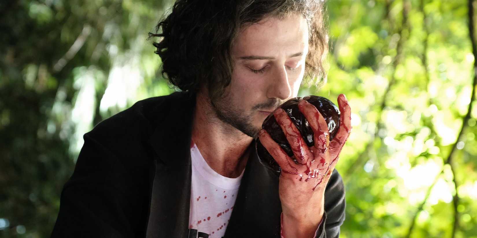 Hale Appleman como Eliot Waugh em The Magicians