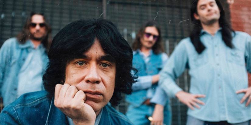 Fred Armisen posando com The Blue Jean Committee em Documentary Now!