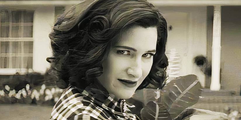 Agatha Harkness como Agnes em preto e branco no episódio 7 de WandaVision