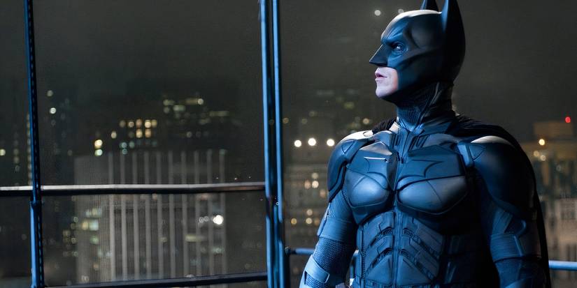 Christian Bale como Batman em O Cavaleiro das Trevas olhando para cima