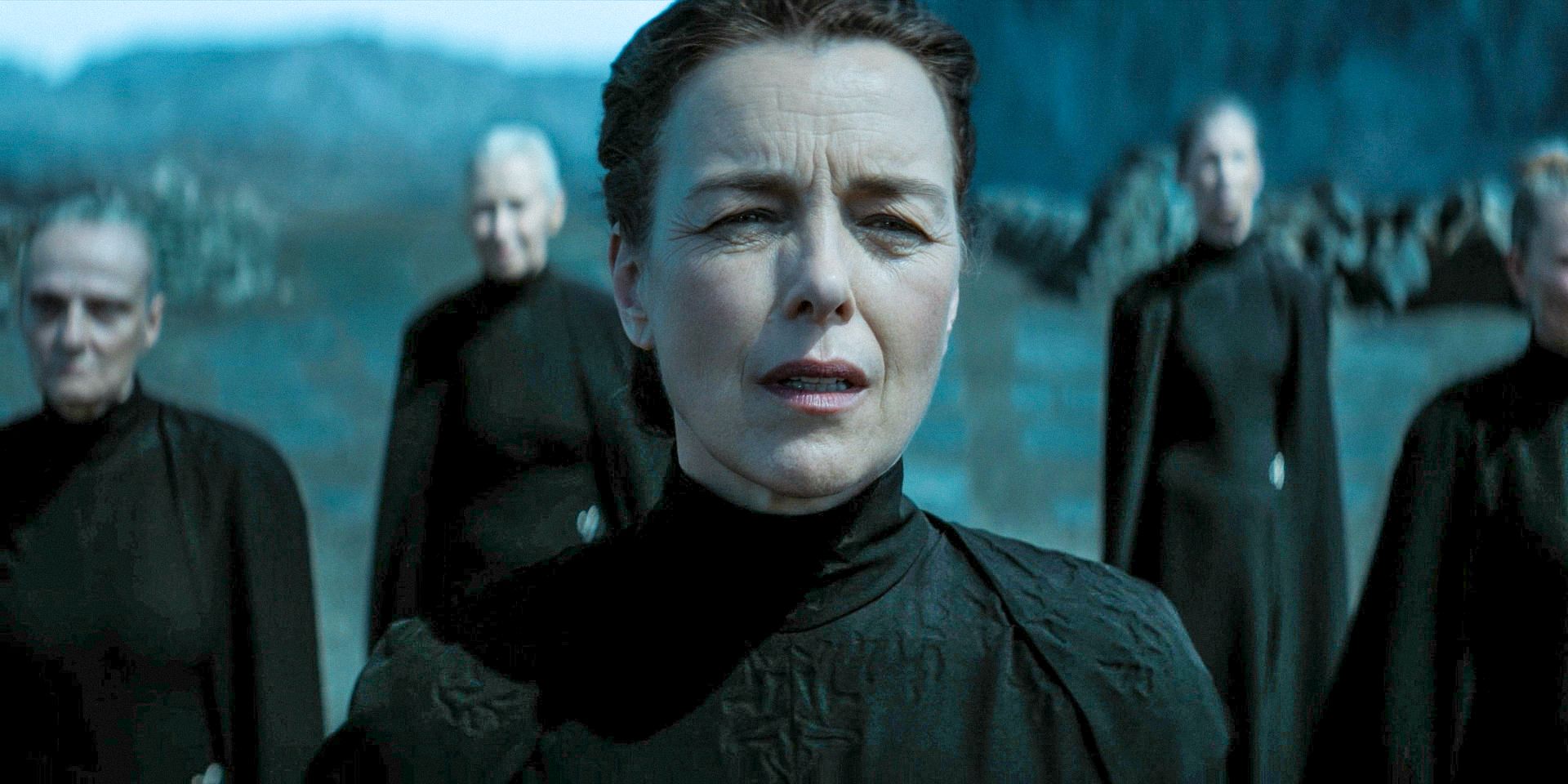 Tula (Olivia Williams), sora lui Vali din Dune: The Prophecy, Sezonul 1, Episodul 1.