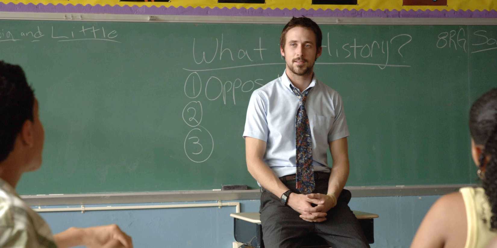 Dan Dunne (Ryan Gosling) sentado em uma mesa em Half Nelson