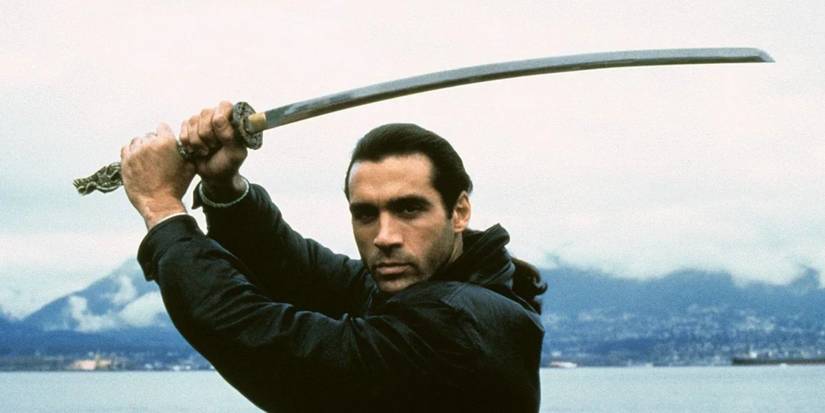 Duncan MacLeod (Adrian Paul) holding up a sword in Highlander: The Series