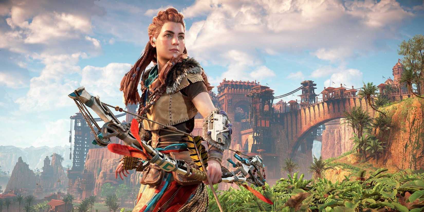 Aloy memegang busur di luar Meridian di Horizon Zero Dawn Remastered.