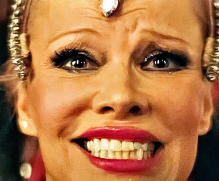 Крупный план лица Памелы Андерсон в фильме "The Last Showgirl"