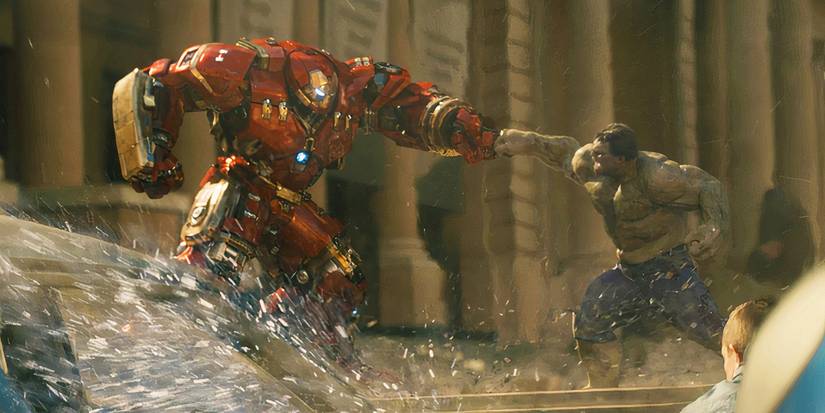 Hulkbuster e Hulk trocando socos em Vingadores: Era de Ultron