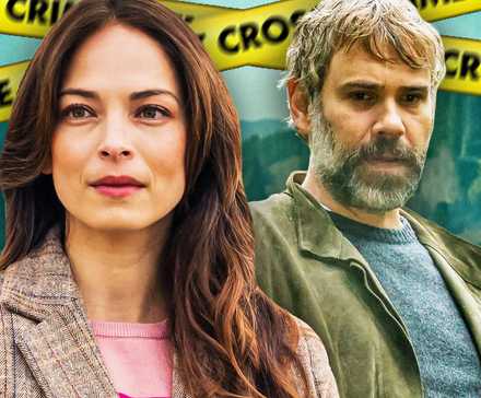 Кассандра и Карл из "Убийство в маленьком городке" перед пейзажем маленького городка