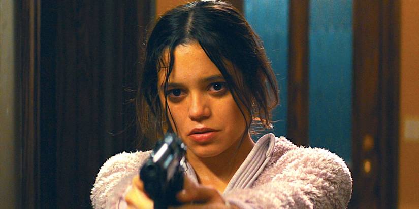 Jenna Ortega como Tara em Pânico (2022), segurando uma arma.