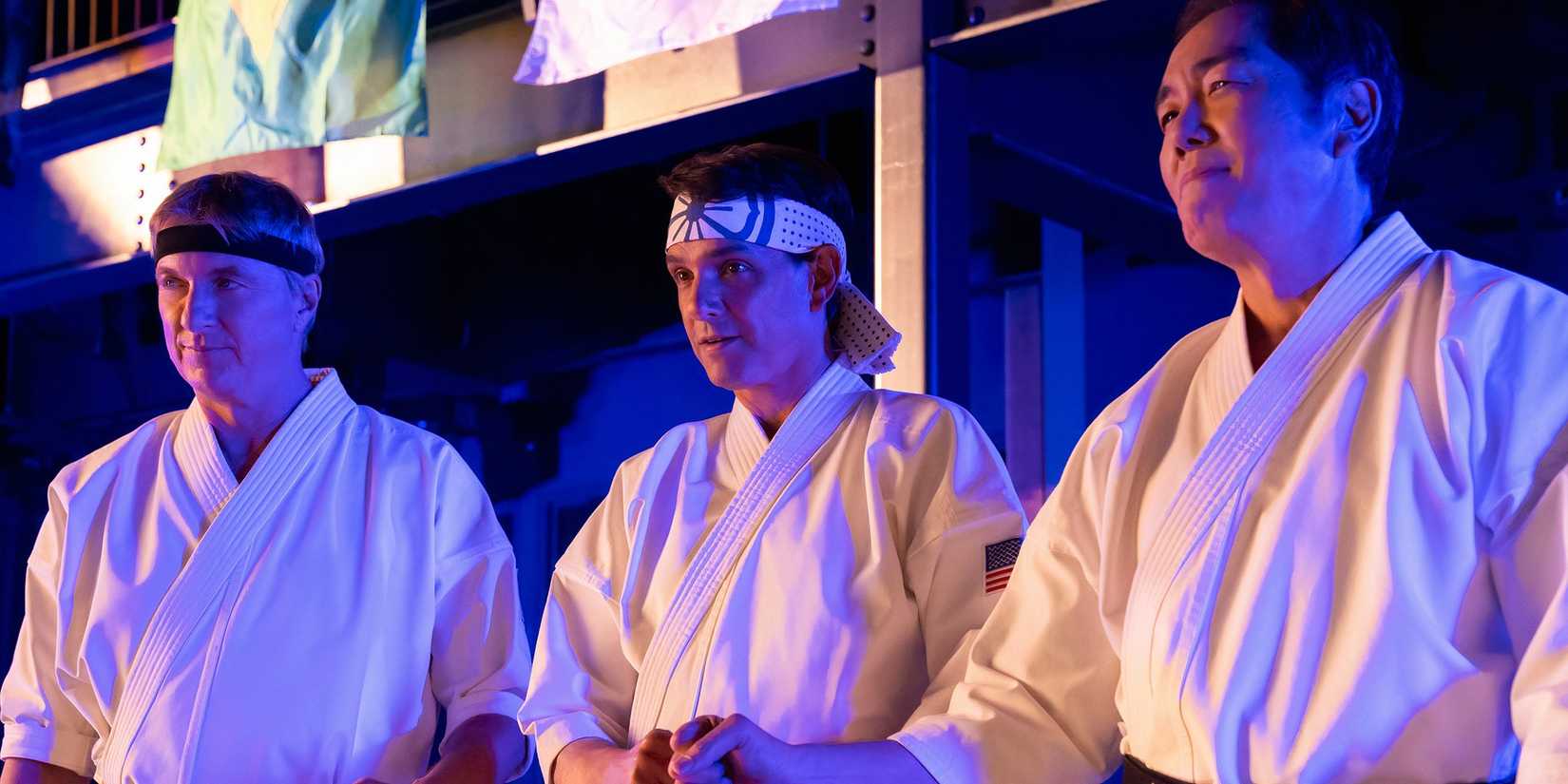 Джонни, Дэниел и Чозен выглядят счастливыми, одетые в свои ки, в 2-й части 6-го сезона *Cobra Kai*