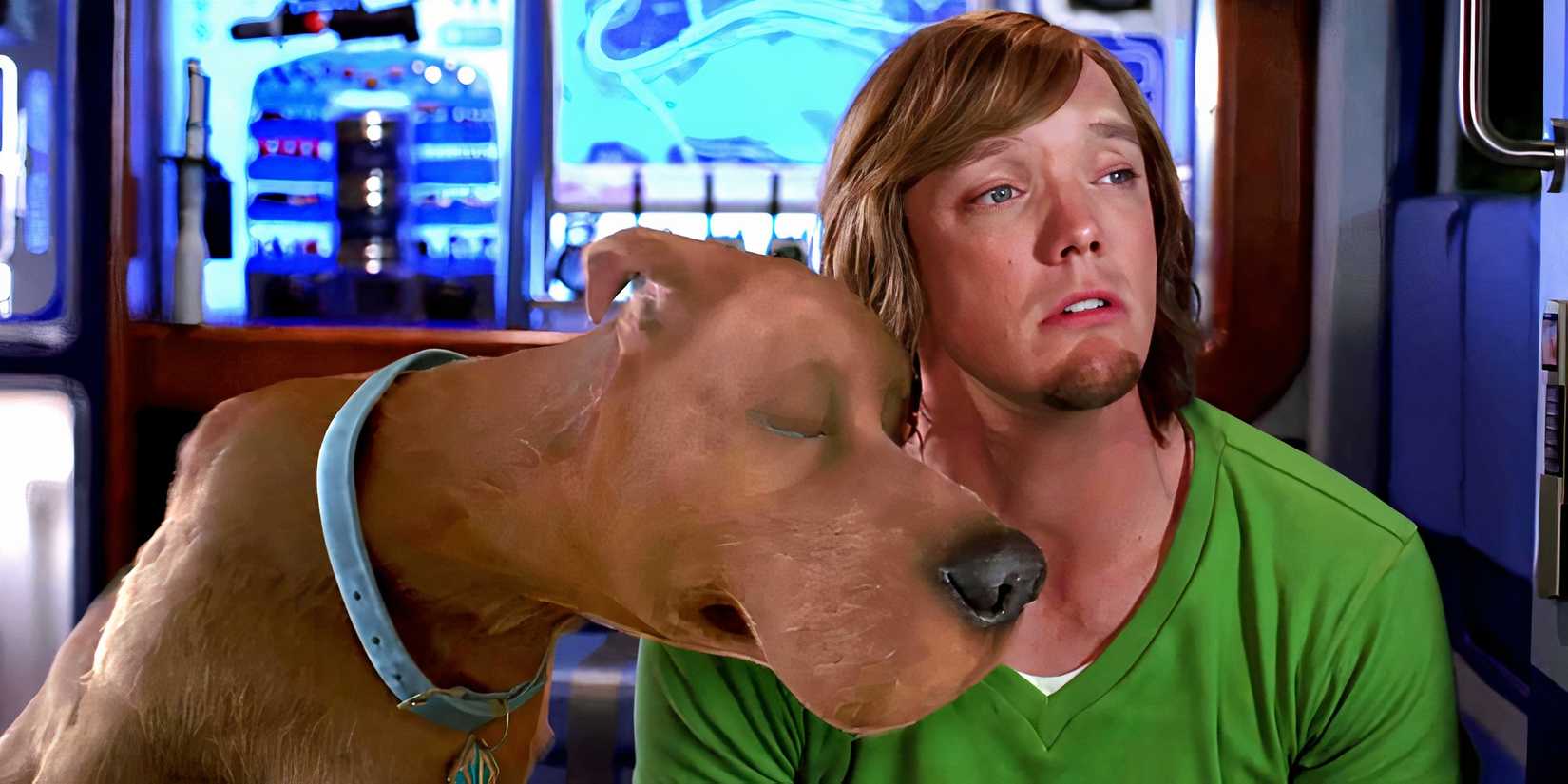 Matthew Lillard como Salsicha, triste, com Scooby apoiando a cabeça em seu ombro em Scooby-Doo 2: Monstros à Solta