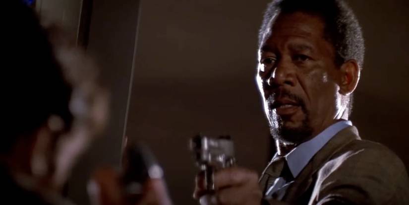Morgan Freeman como Alex Cross apontando uma arma em Kiss the Girls