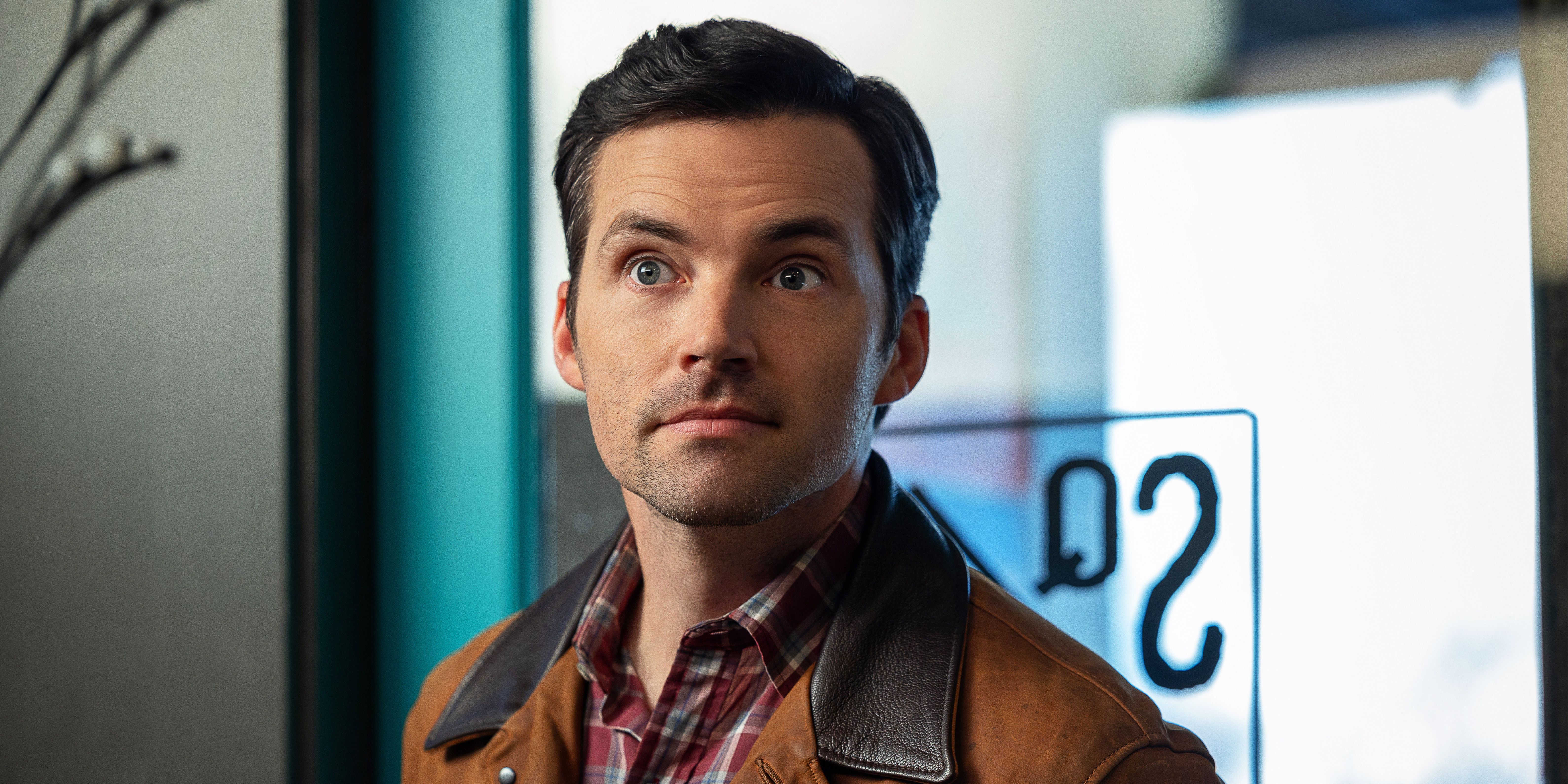 Ian Harding's New Netflix Christmas Movie Repeats The Biggest Ezra Problem  From Pretty Little Liars, image size:1500x750