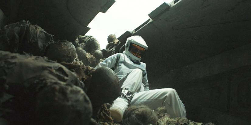 Juliette (Rebecca Ferguson) entrando em um silo abandonado em Silo Temporada 2 Episódio 1