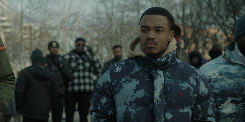 Tavio lleva un abrigo de invierno mientras está de pie afuera en el episodio 1 de Cross temporada 1