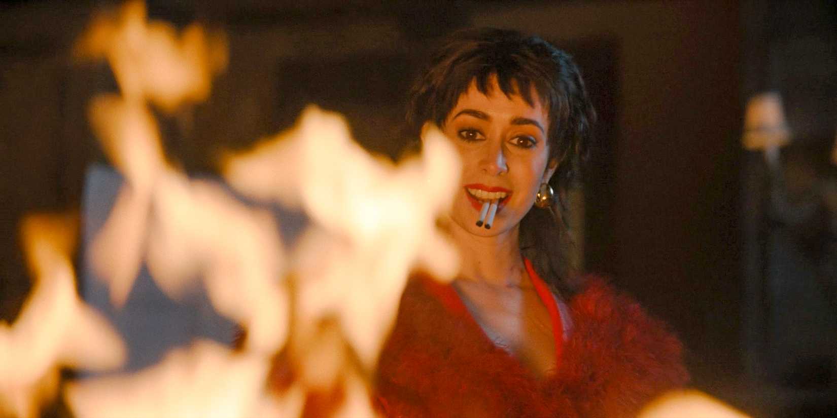 София (Кристин Милиоти) улыбается, поджигая одежду своего отца в 8-й серии 1 сезона сериала "The Penguin"