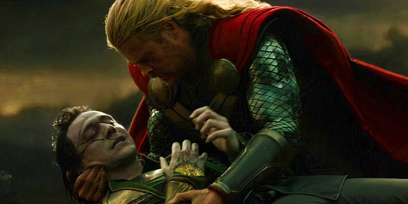 Thor segurando Loki em seus braços em Thor: O Mundo Sombrio