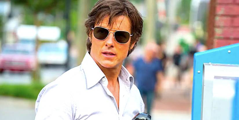 Tom Cruise's Barry Seal looks worried at a pay phone in American Made 2017