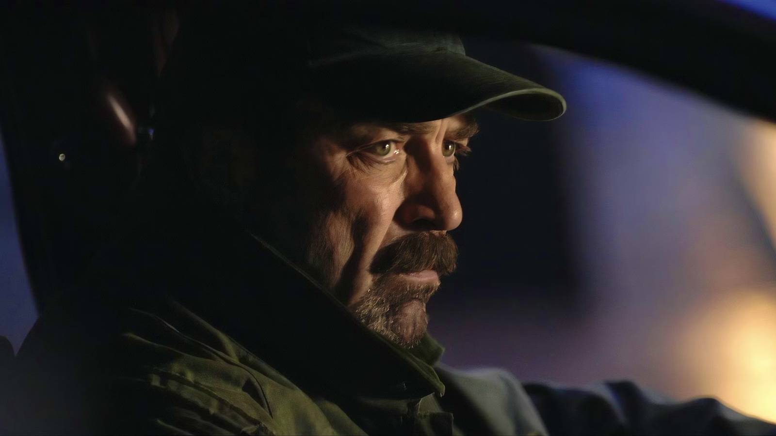 Tom Selleck as Jesse Stone sitting in a car in Jesse Stone: Thin Ice