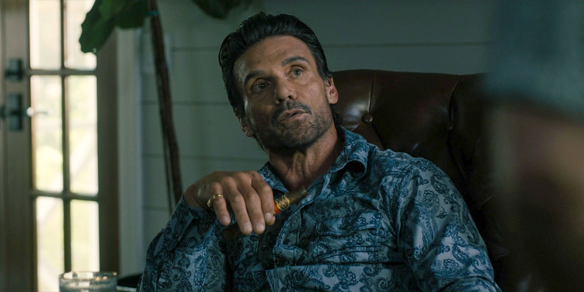 Frank Grillo compara su experiencia en el universo DC con la MCU: "No sólo se utiliza como dispositivo argumental"