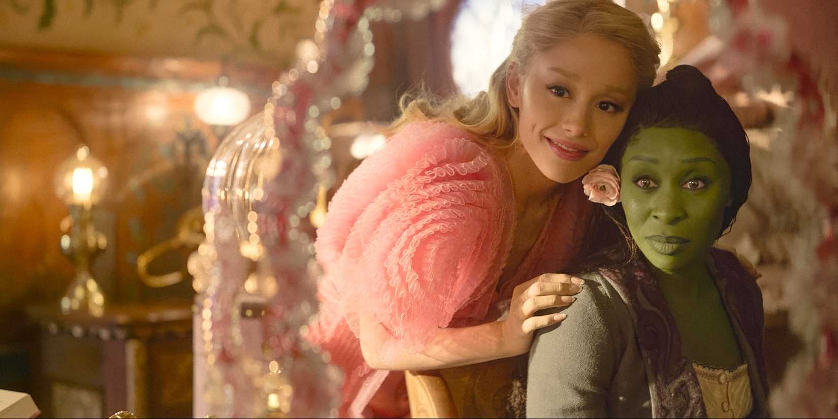 Glinda (Ariana Grande) e Elphaba (Cynthia Erivo) se olhando no espelho em Wicked