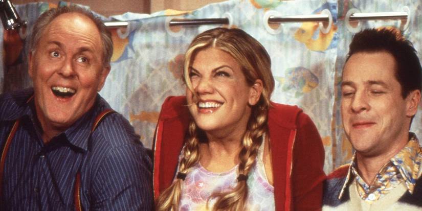 Dick (John Lithgow), Sally (Kristen Johnson) e Harry (French Stewart) em 3rd Rock From The Sun sorrindo juntos