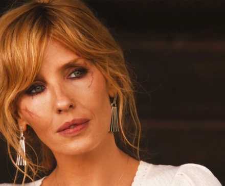 Крупный план Бет Даттон, смотрящей на *Yellowstone*