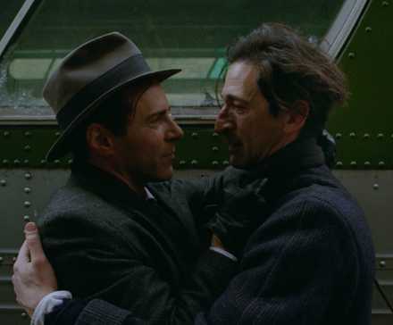 Адриана Брода и Гая Пирса, обнимающихся в "Brutalist"