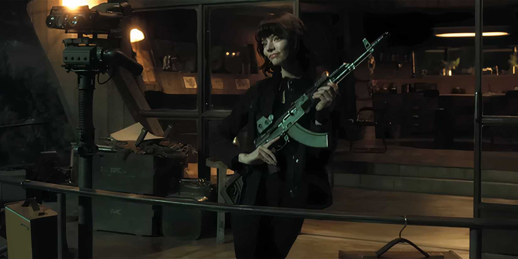 Аня Тейлор-Джой в роли Драсы, застенчиво позирует, держа в руках автомат в *The Gorge*