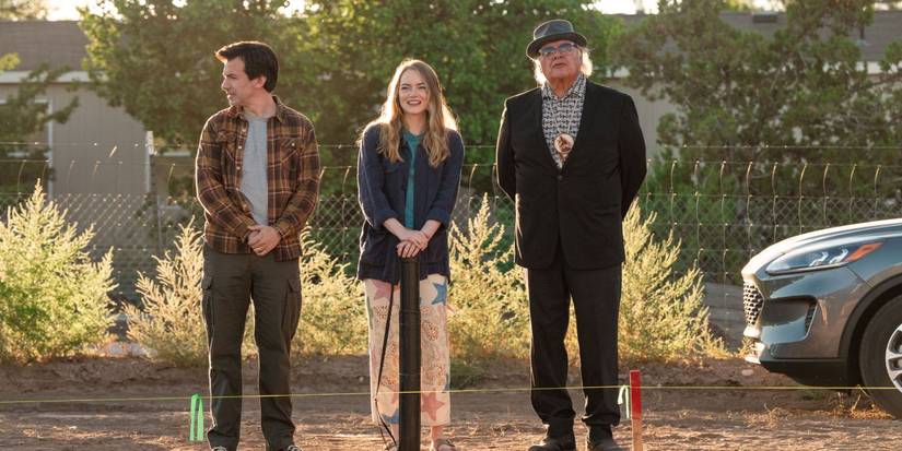 Asher (Nathan Fielder), Whitney (Emma Stone) und James (Gary Farmer) stehen in „The Curse“ auf einem Feld.