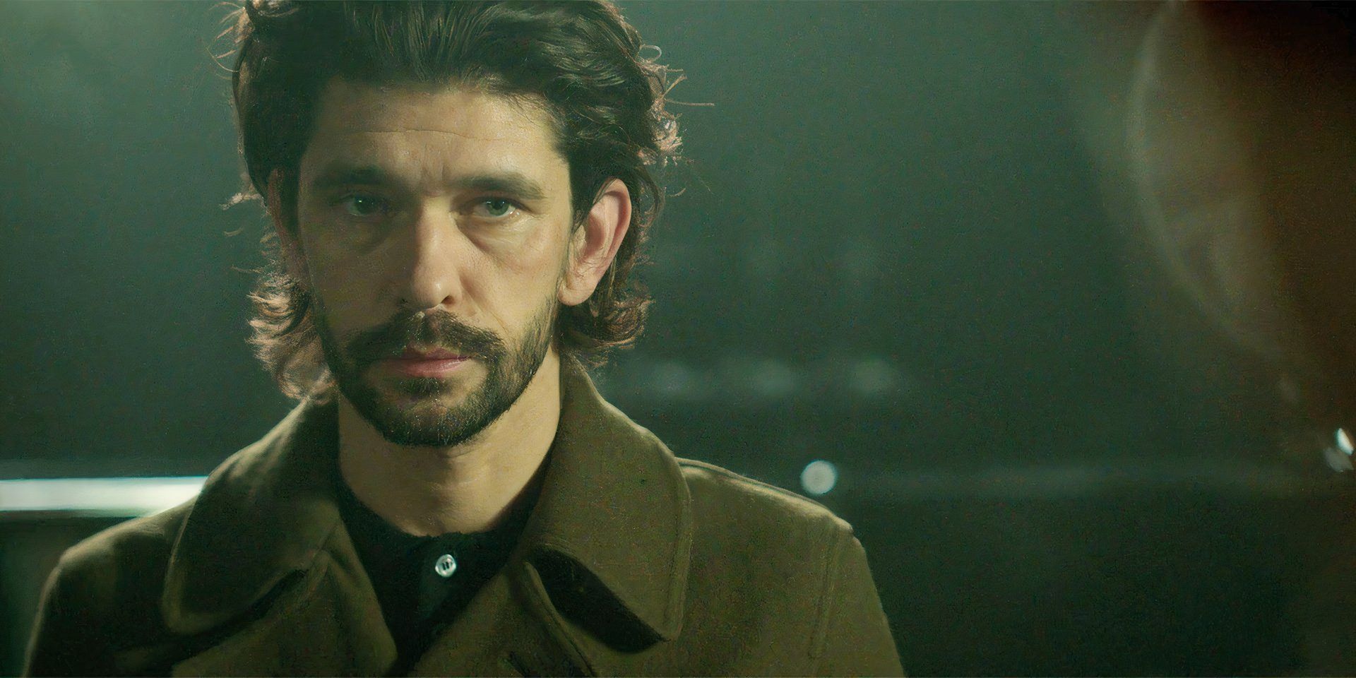 Ben Whishaw como Sam em cena de Black Doves.