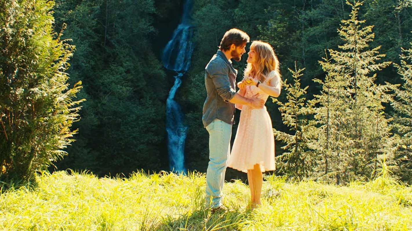 Callum Kerr as Everett and Jessica Rothe as Sarah in Virgin River season 6