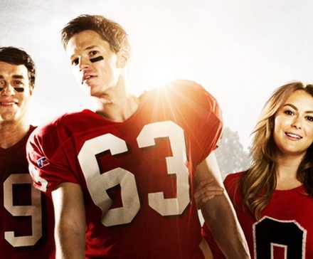 Кеймэн (Макс Адлер), Трэвис Фримен (Марк Хапка) и Эшли (Алекса Вега) позируют вместе в фильме "23 Blast".