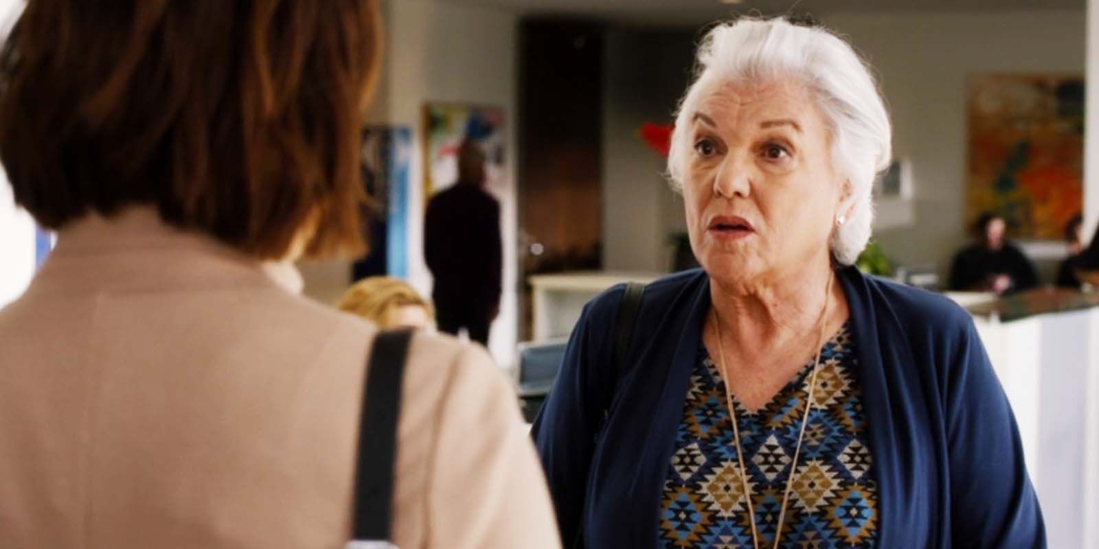 Caterina Scorsone as Amelia Shepherd and Tyne Daly as Carolyn Shepherd in Grey's Anatomy season 15, episode 21