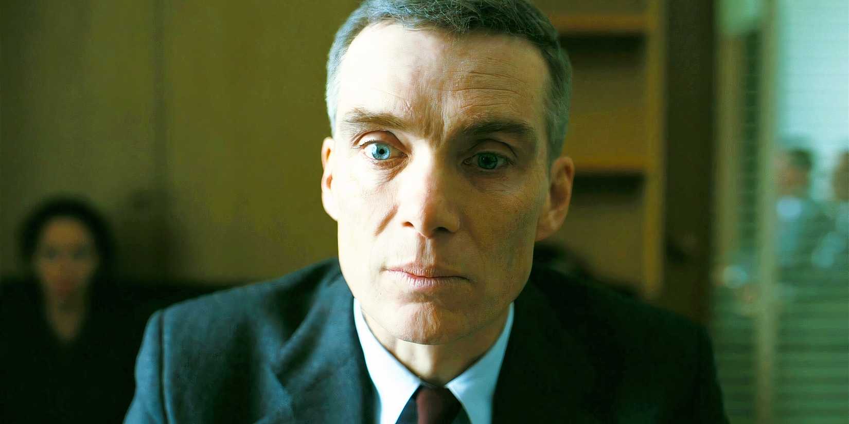 Cillian Murphy sebagai J Robert Oppenheimer tampak patah hati selama persidangannya di Oppenheimer