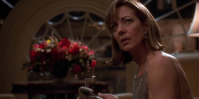 CJ (Allison Janney) em cena de The West Wing.