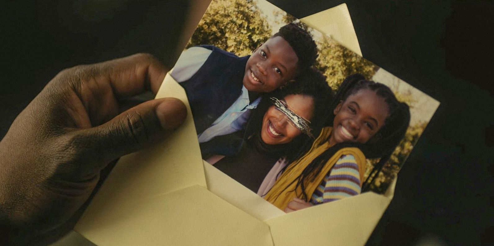 Alex receives a photograph of his family with Maria's face scratched out in Cross Season 1