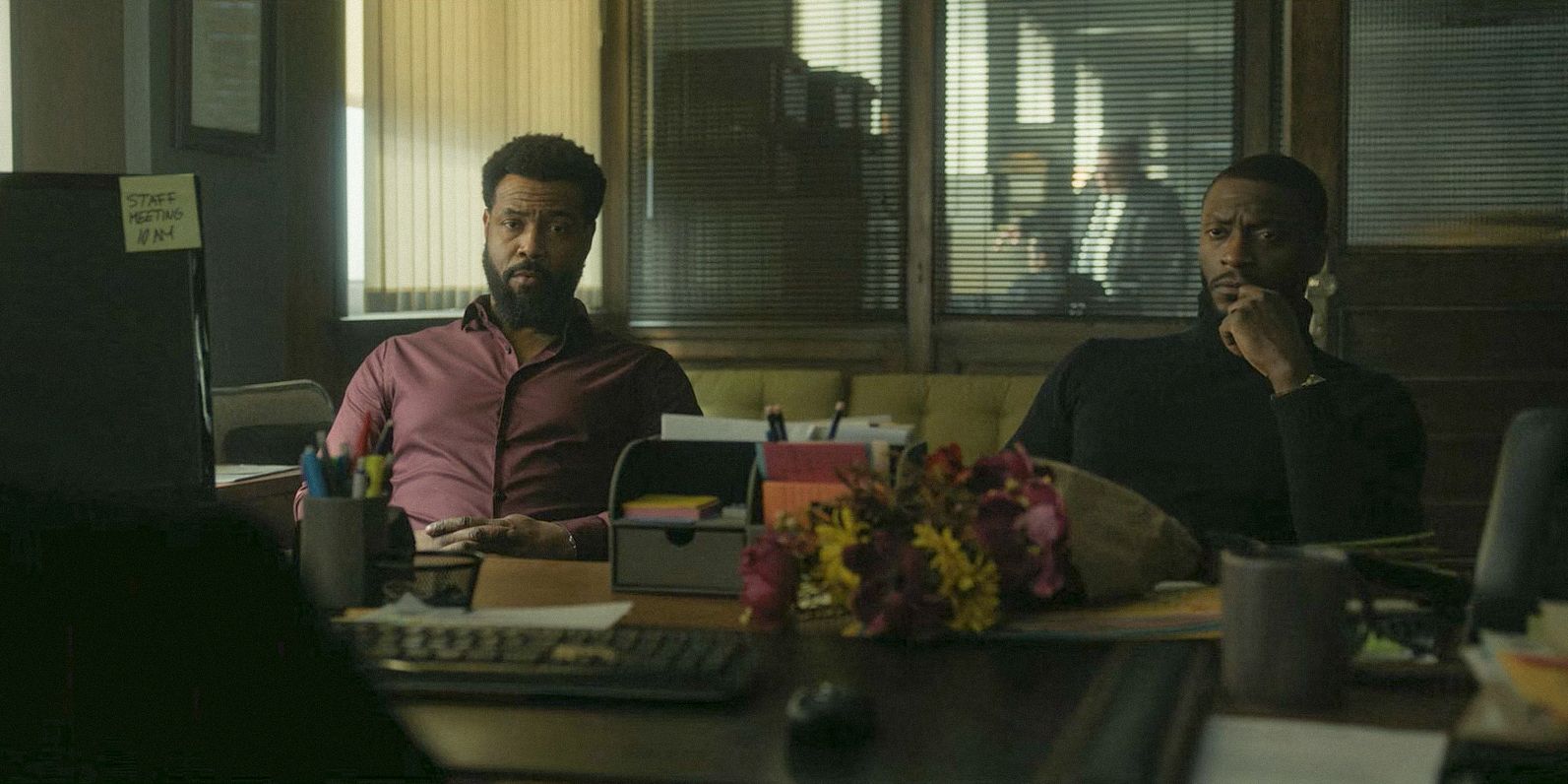 John (Isaiah Mustafa) and Alex (Aldis Hodge) at a work meeting in Cross Season 1