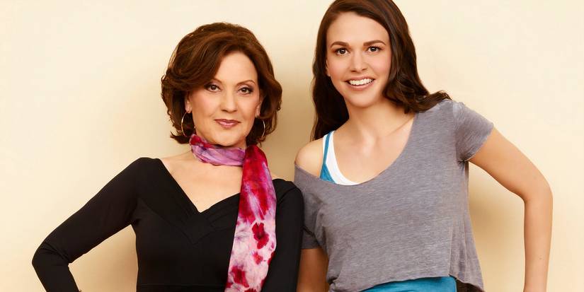 Fanny e Michelle se apoiam na barra na promoção de Bunheads