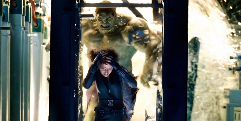 Hulk persegue a Viúva Negra no Helicarrier em Vingadores (2012)