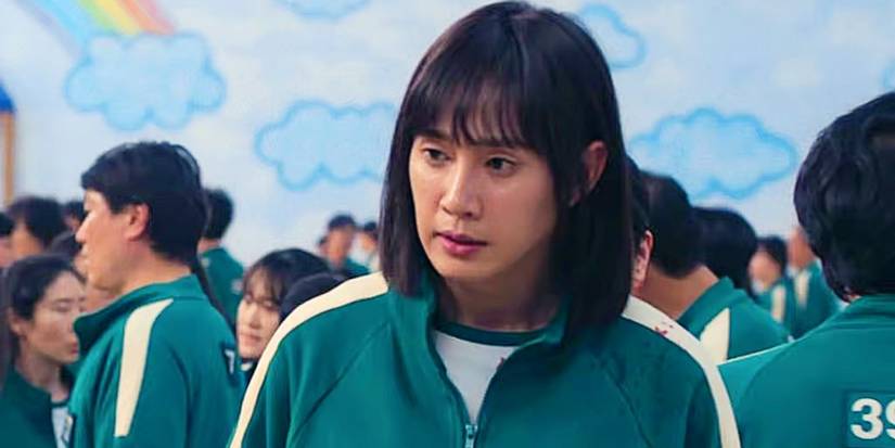 Хён-джу (Пак Сын-хон) стоит среди других игроков в 2 сезоне "Игра в кальмара"