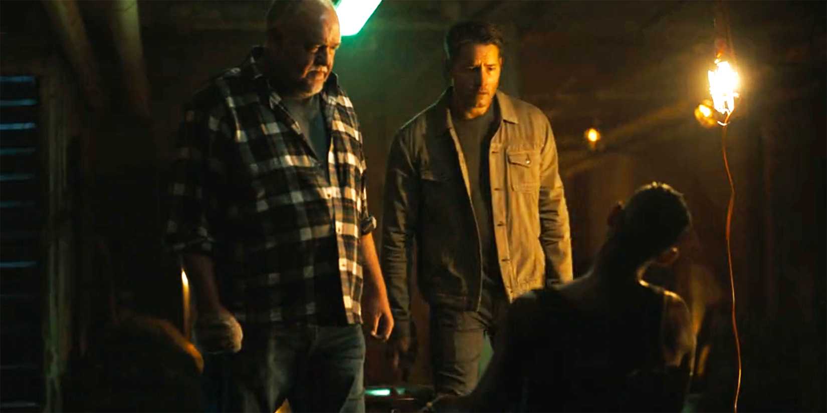 Кейтон и Колтер смотрят на Алекса Силву в 2 сезоне "Трекер"